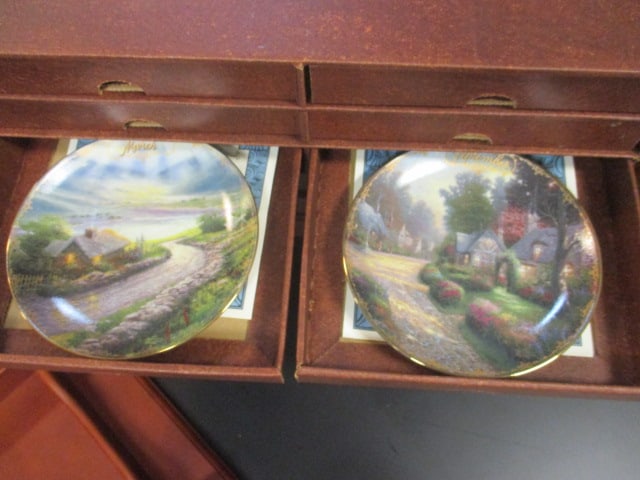 The Bradford Exchange Thomas Kinkade Painter of Light Calendar w/ Monthly Collector Plates - 12