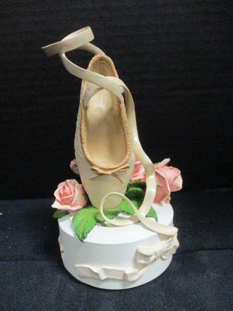 1999 Just The Right Style "My Favorite Things" Ballet Slipper Musical Figurine: 6"h, winds and plays