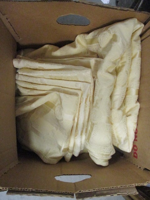 Jacquard Woven Table Cloth and Napkins (1 of 4)