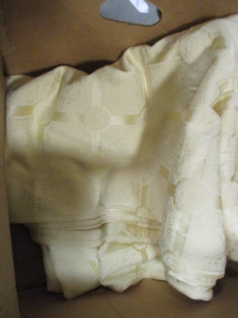 Jacquard Woven Table Cloth and Napkins - 3