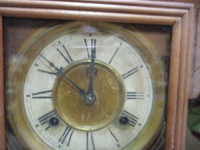 Vintage Waterbury Clock Co. Gingerbread Pendulum Mantel Clock with Key - 3