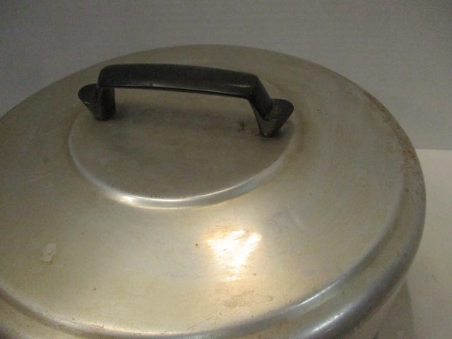 Vintage Regal Aluminum Cake Carrier - 2