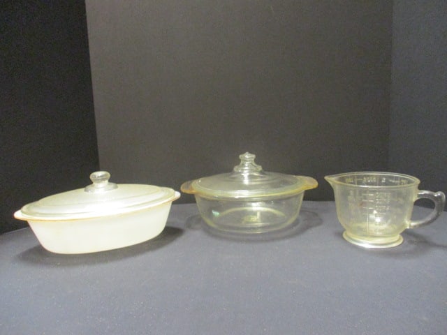 2 Vintage Pyrex Casserole Dishes with Glass Lids and Glass Measure Cup: .