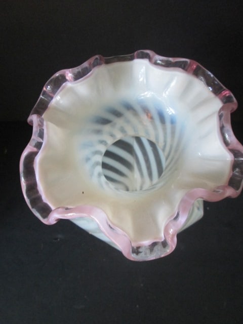 Fenton Crested Swirl Design Ruffle Vase - 2
