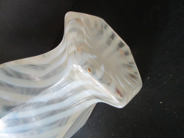 Fenton Crested Swirl Design Ruffle Vase - 3