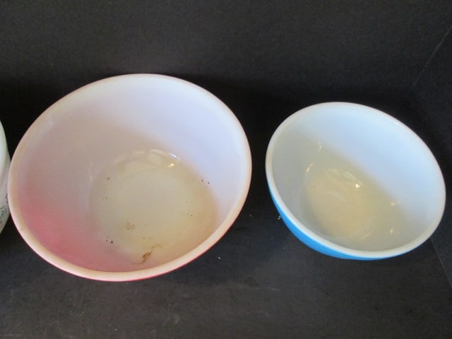 Three Vintage Pyrex Mixing Bowls - 3