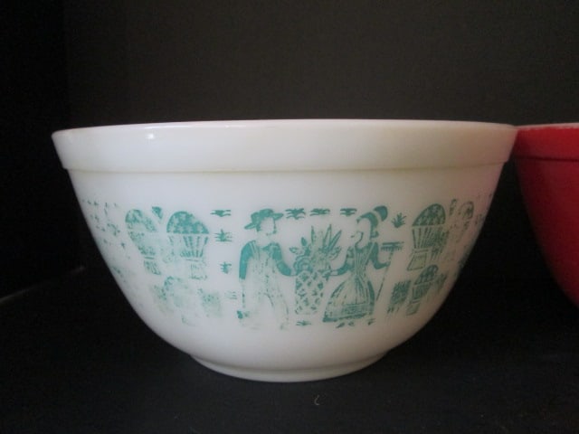 Three Vintage Pyrex Mixing Bowls - 4