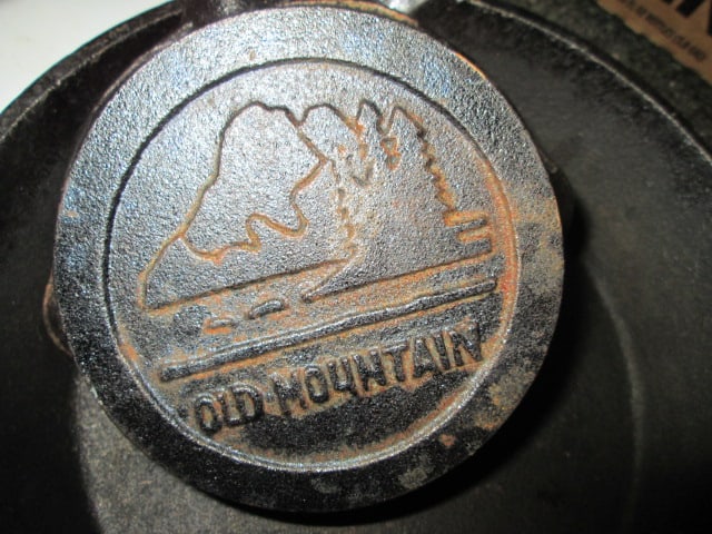 Old Mountain Cast Iron Skillet and Ashtray/Miniature Pan - 3