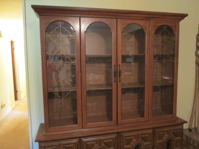 Retro Old World Style 1 Piece China Hutch - 2