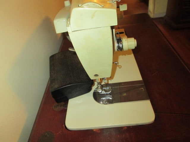 Singer Model 242 Sewing Machine in Mahogany Sewing Cabinet - 4