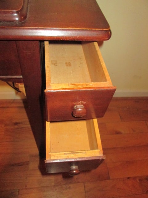 Singer Model 242 Sewing Machine in Mahogany Sewing Cabinet - 7