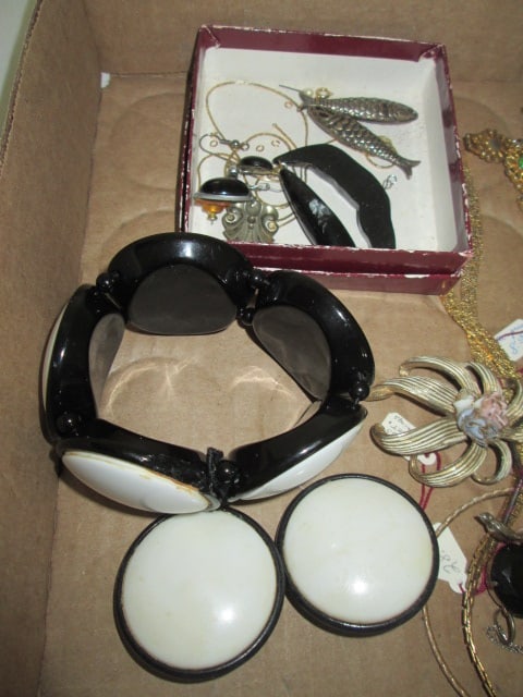Grouping of Vintage Brooches, Earrings, Necklaces and Bracelets - 4