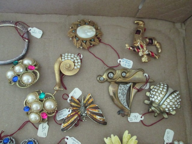 Grouping of Vintage Brooches, Earrings, Necklaces and Bracelets - 2