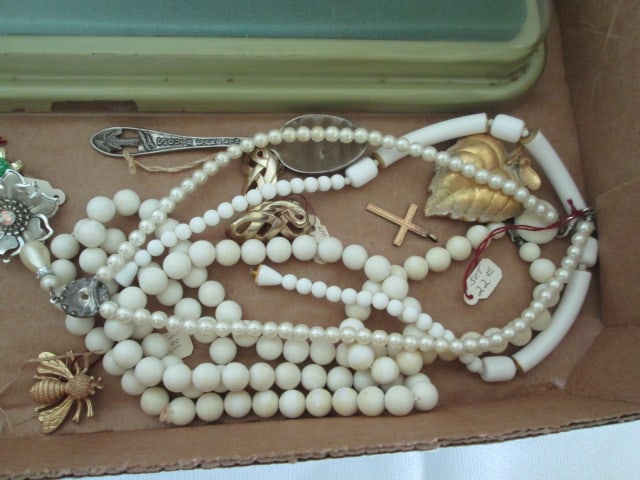 Vintage Sarah Coventry Ring Holder, Vintage Rings, White Beaded Necklaces, - 4