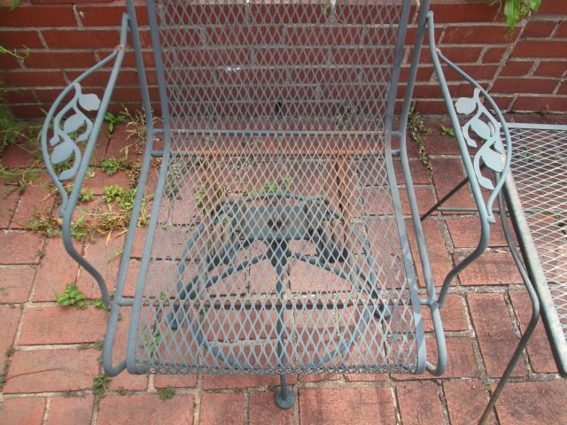 Green Metal Mesh Swiveling Bouncy Chair and Side Table - 7
