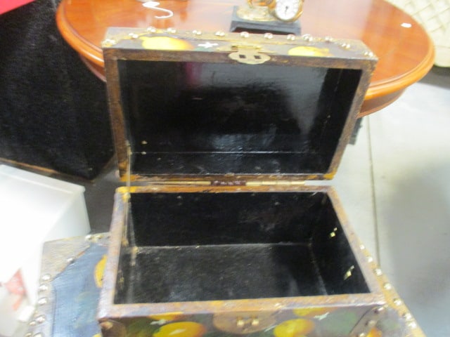 Handpainted Lemon & Foliage Motif 3 Piece Nesting Trunk Set - 7