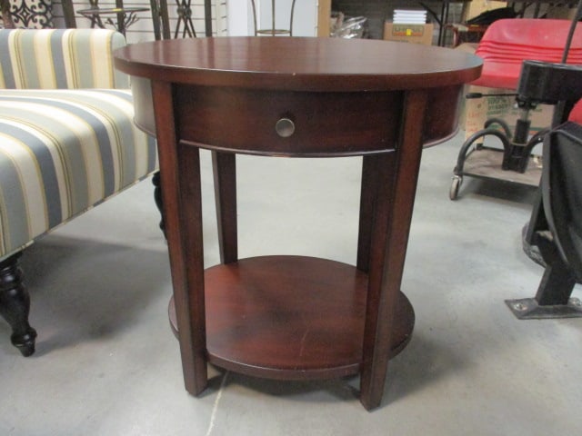 Pier 1 Oval Accent Table: 23 1/2 x 19 x 24, Local Pickup Only