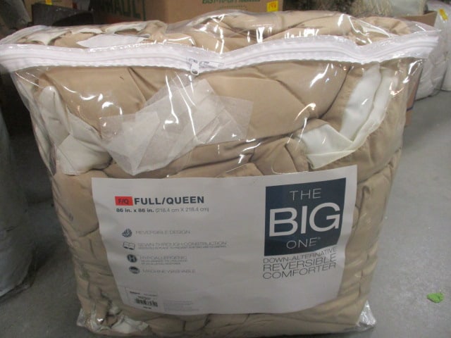 Full/Queen Reversible Down Alternative Comforter: .