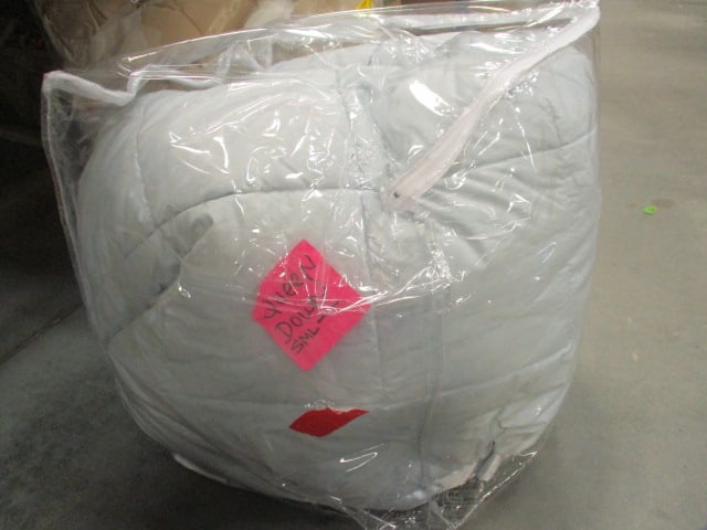 Queen Blue Down Comforter: .
