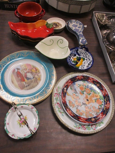 1/4 Table Lot-Plates, Bowls, etc.: see pictures