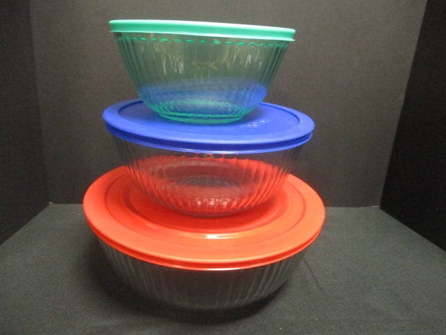 Pyrex 3 PC Nesting Bowls w/lids - 2