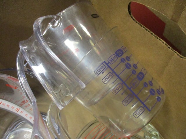 Pyrex, Rubbermaid & Oxo Measuring Cups Grouping - 2