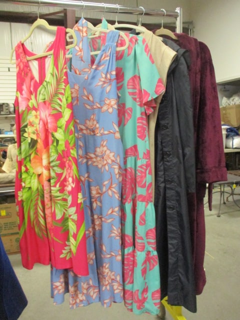 Carole Hochman (M) Bathrobe, 4 Ladies Dresses (6 & 8),: Black Vinyl Totes Long Raincoat 8/10
