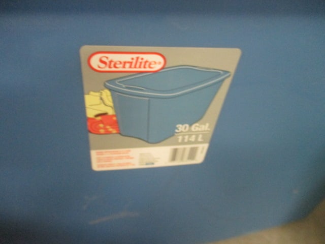 5 Plastic Totes w/lids - 2
