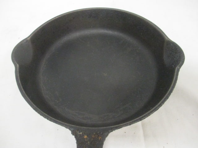 Griswold Cast Iron Skillet (709B) - 2