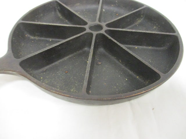 Lodge Cast Iron Cornbread Skillet - 3