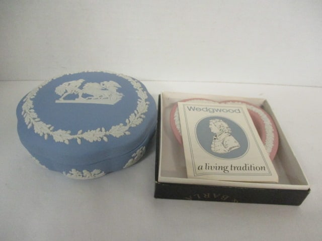 Vintage Wedgewood Vanity Powder Box and Heart Shape Dish in Original Box (1 of 5)