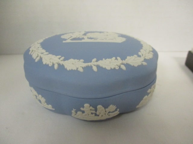 Vintage Wedgewood Vanity Powder Box and Heart Shape Dish in Original Box - 2