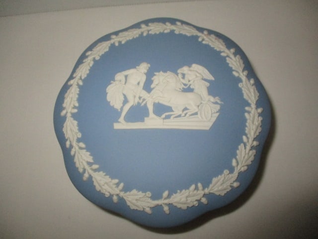 Vintage Wedgewood Vanity Powder Box and Heart Shape Dish in Original Box - 3