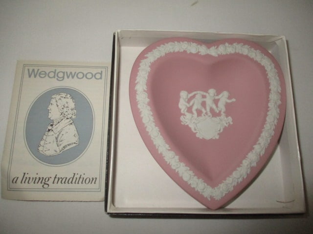 Vintage Wedgewood Vanity Powder Box and Heart Shape Dish in Original Box - 5