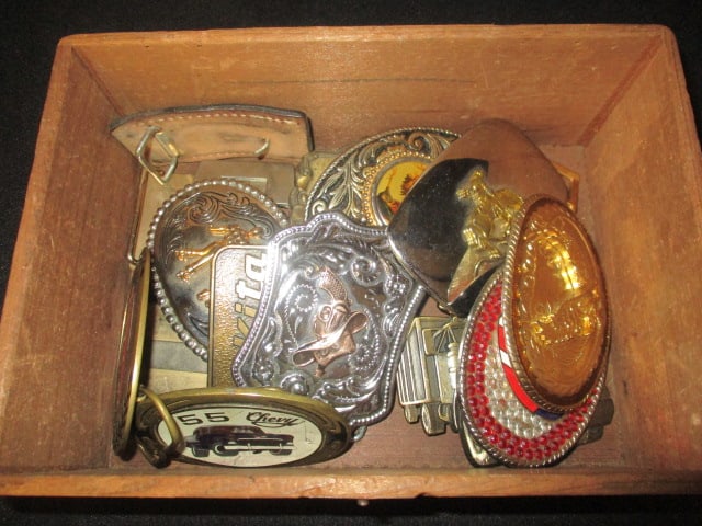 17 Old Western and Novelty Themed Belt Buckles: see pictures and preview for selection