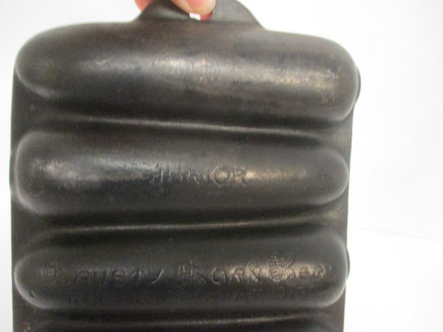 Vintage Wagner Ware "Krusty Korn Kobs" Cast Iron 7 Cornstick Pan - 4