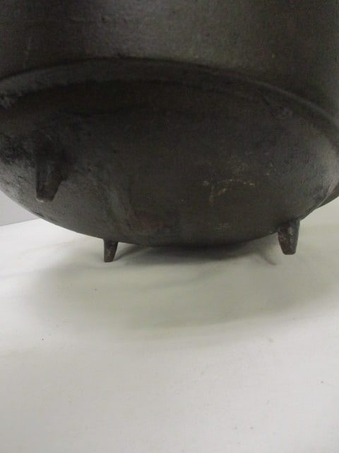 Antique #7 Cast Iron 3 Legged Camp Kettle with Bail Handle and Wood Grip - 3