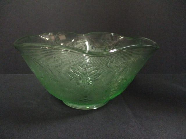 Vintage Lime Green Sandwich Style Glass Bowl: 10"dia x 5"h, has slight reaction to UV light
