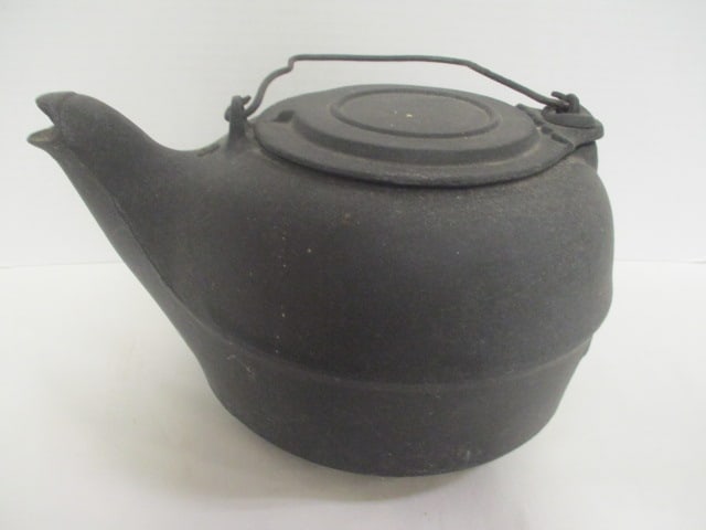 Antique #8 Cast Iron Kettle: .
