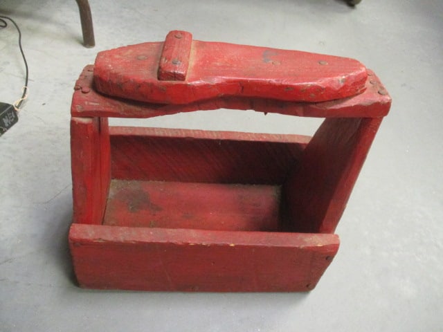 Antique Painted Red Rustic Shoe Shine Caddy: per consigner note circa 1910-20