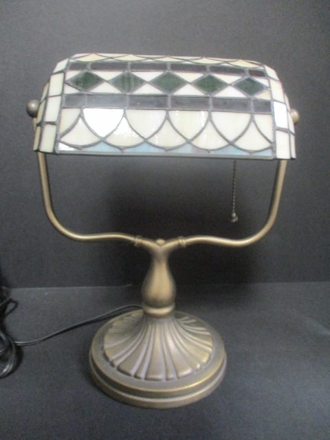 Leaded Glass Banker's Style Desk Lamp: 13 1/2"h
