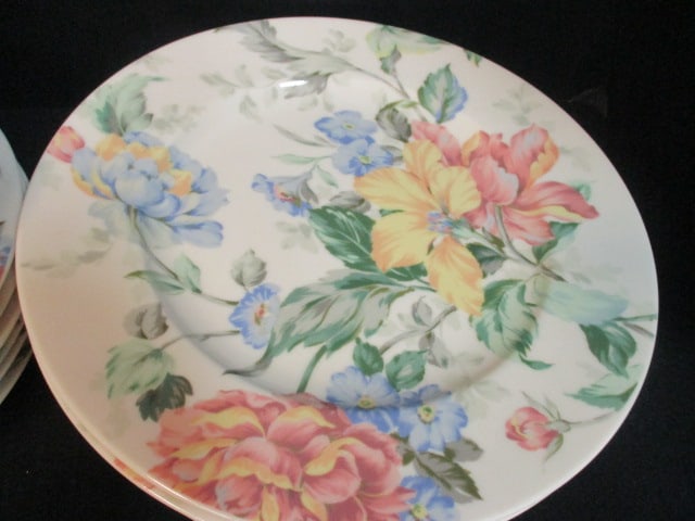 32 Pieces of Oscar de la Renta "English Tapestry" Oven to Table Dinner Ware - 16