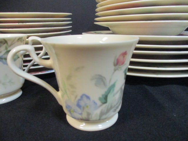 32 Pieces of Oscar de la Renta "English Tapestry" Oven to Table Dinner Ware - 2