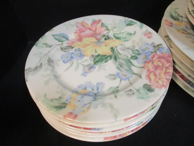 32 Pieces of Oscar de la Renta "English Tapestry" Oven to Table Dinner Ware - 7