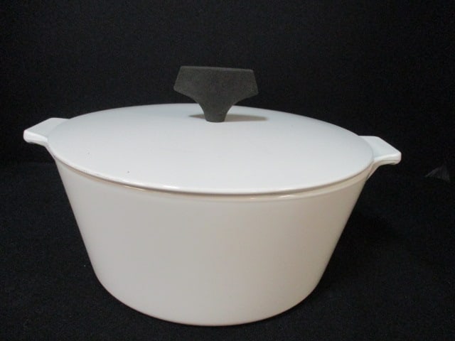 Corning Ware 1 1/2 Quart Buffet Server Covered Casserole with Warming Stand - 3