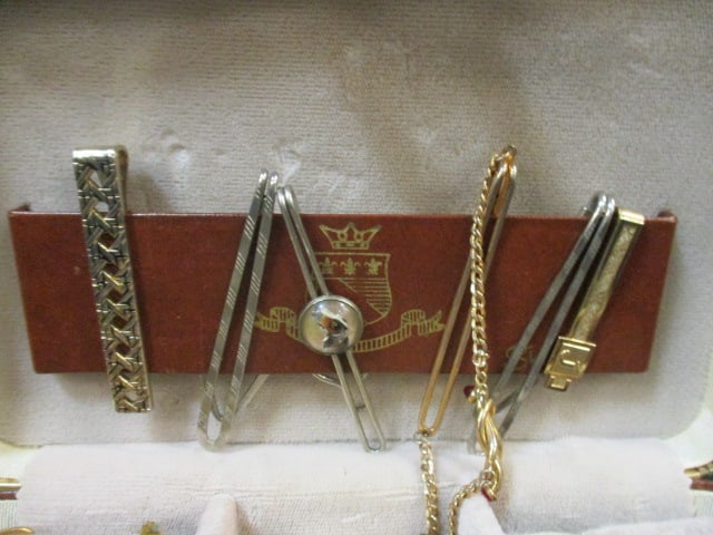 Vintage Gentleman's Valet Case with Nice Grouping of Tie Bars and Pins - 3
