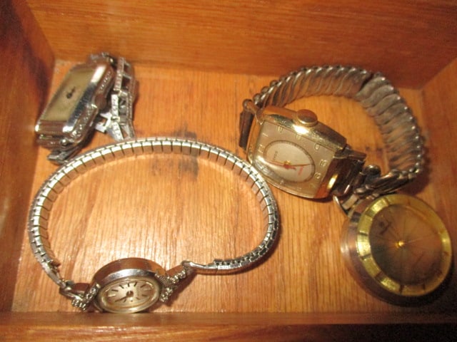 Old Wood Encanto Cigar Box with Vintage Pocket Watches and Ladies Wrist Watches - 3