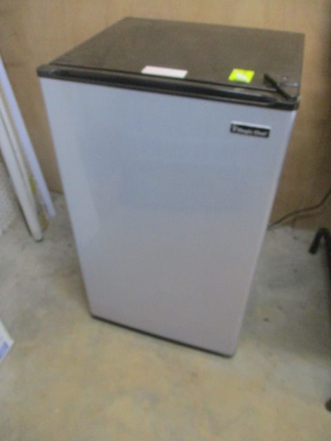 Magic Chef Mini Refrigerator: .