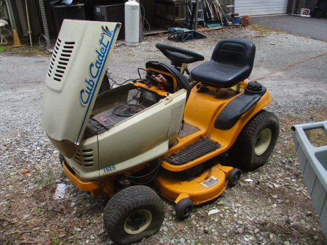 Cub Cadet 1525 Riding Lawnmower with 15.0 Kawasaki Motor: no key, needs new tires, untested, see pictures and preview, Local Pickup Only