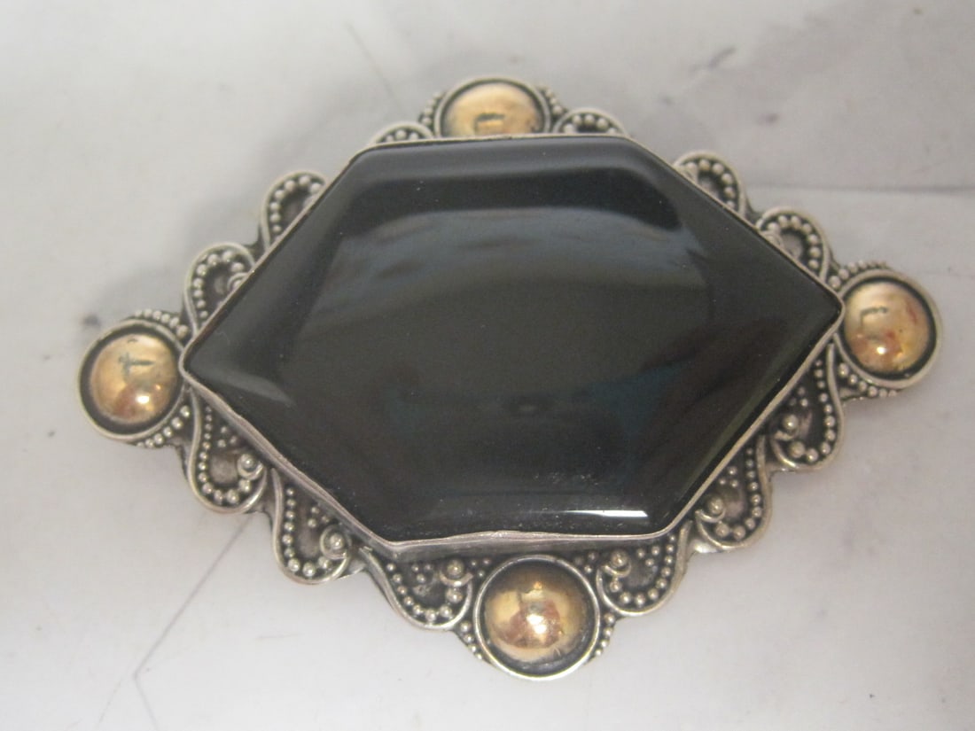 Antique Sterling Silver Onyx Brooch: Weighs 14.8 grams, With ornate border